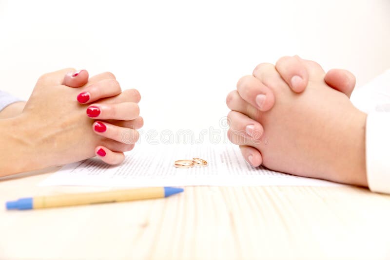 Primo piano di un giovane una firma della giovane donna fotografie stock Primo piano di un giovane una firma della giovane donna fotografie stock
