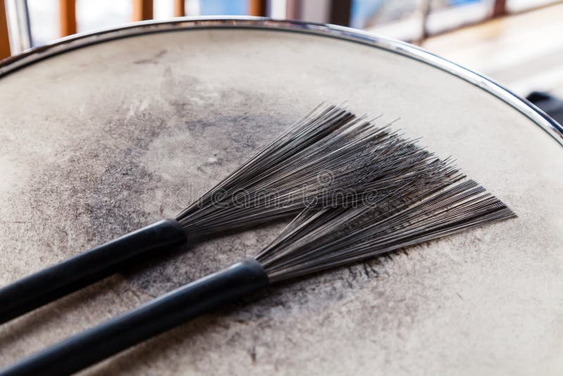 Primo piano di un paio delle spazzole del tamburo nero su un tamburo misero bianco Concerto di concetto, musica in diretta, prest fotografie stock libere da diritti Primo piano di un paio delle spazzole del tamburo nero su un tamburo misero bianco Concerto di concetto, musica in diretta, prest fotografie stock libere da diritti