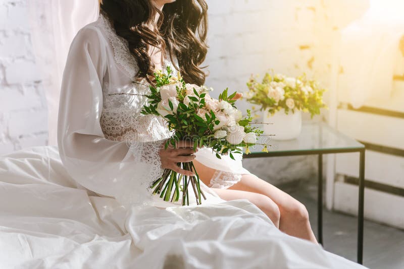 Primo piano di un peignoir della sposa Mattina della sposa Tasse del ` s della sposa underwear Letto immagini stock Primo piano di un peignoir della sposa Mattina della sposa Tasse del ` s della sposa underwear Letto immagini stock