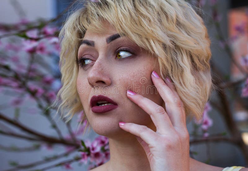 Primo piano di una ragazza freckled immagini stock libere da diritti Primo piano di una ragazza freckled immagini stock libere da diritti
