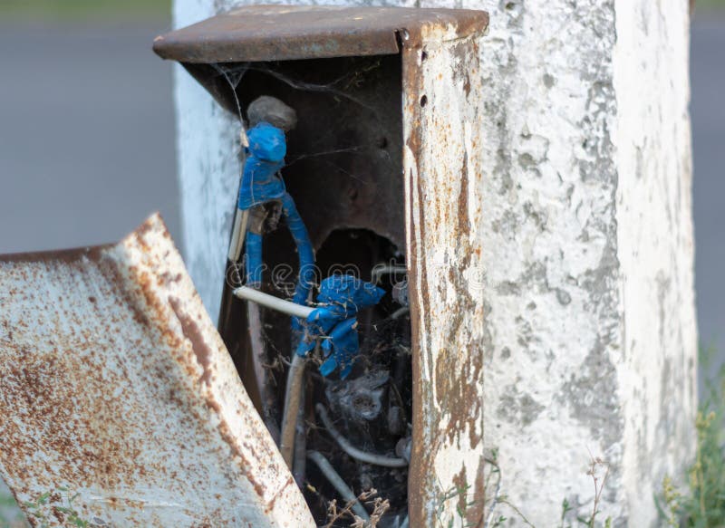 Primo piano di una scatola aperta con i cavi immagine stock libera da diritti Primo piano di una scatola aperta con i cavi immagine stock libera da diritti