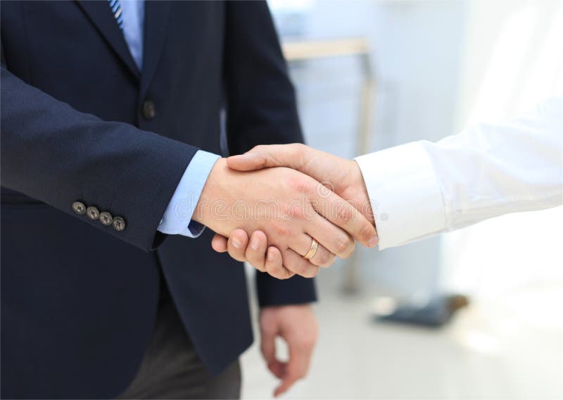 Primo piano di una scossa della mano di affari fotografie stock Primo piano di una scossa della mano di affari fotografie stock