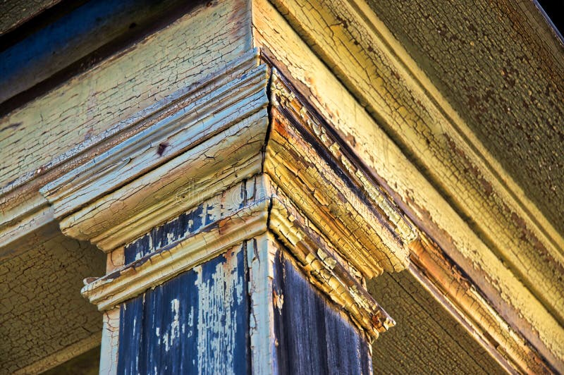 Primo piano di vecchia colonna dipinta della casa immagini stock libere da diritti Primo piano di vecchia colonna dipinta della casa immagini stock libere da diritti