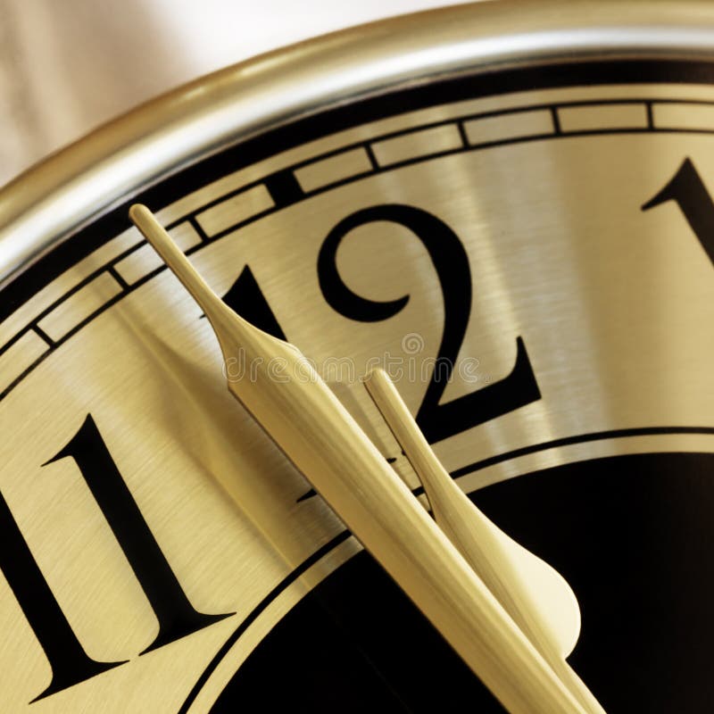 Primo piano dorato del fronte di orologio immagini stock libere da diritti Primo piano dorato del fronte di orologio immagini stock libere da diritti