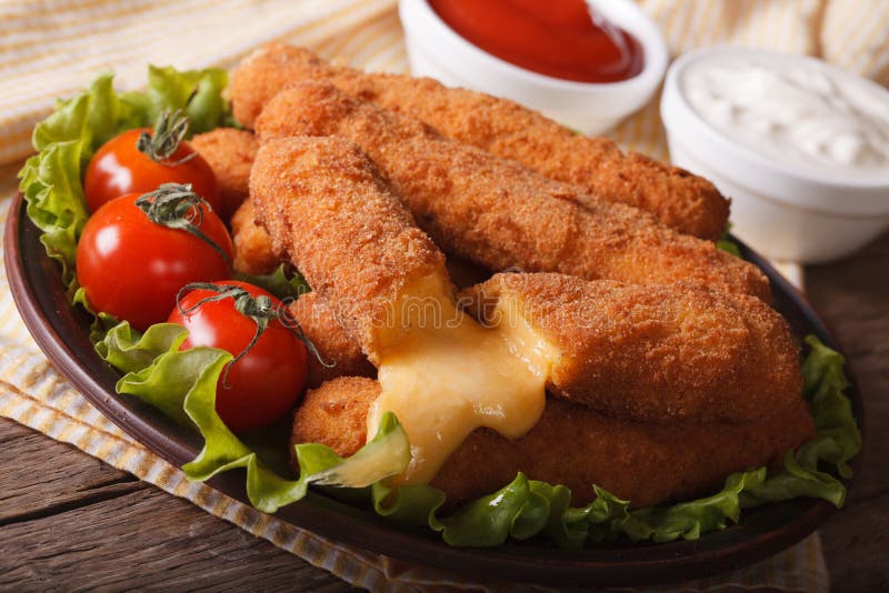 Primo piano fritto caldo del formaggio su un piatto fotografie stock Primo piano fritto caldo del formaggio su un piatto fotografie stock