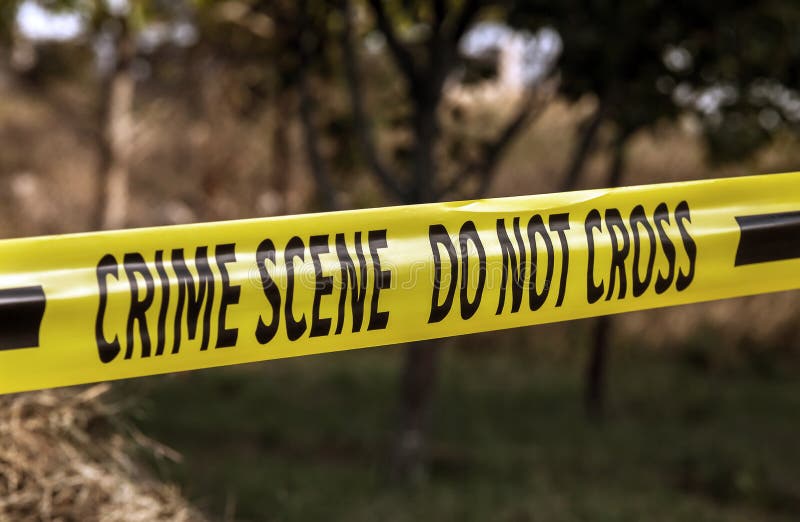 Primo piano giallo del nastro della polizia della scena del crimine fotografia stock libera da diritti