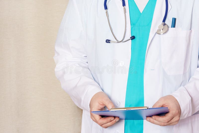 Primo piano, medico potato con lo stetoscopio e la compressa per le annotazioni Un uomo in un cappotto medico immagine stock Primo piano, medico potato con lo stetoscopio e la compressa per le annotazioni Un uomo in un cappotto medico immagine stock
