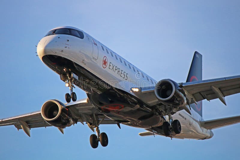 Primo piano preciso di Air Canada Embraer ERJ-175 fotografia stock libera da diritti Primo piano preciso di Air Canada Embraer ERJ-175 fotografia stock libera da diritti