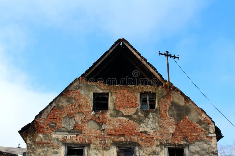 Primo piano rovinato abbandonato della casa delle pareti rotte e dei mattoni mancanti fotografia stock Primo piano rovinato abbandonato della casa delle pareti rotte e dei mattoni mancanti fotografia stock