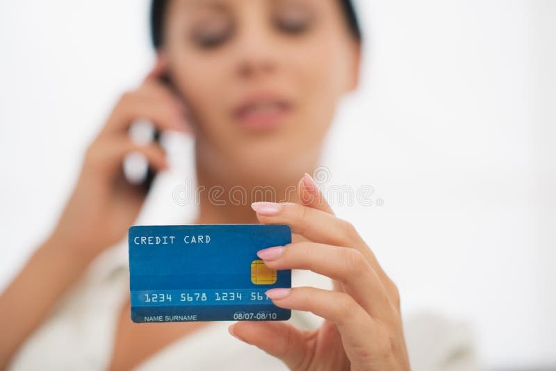 Primo piano sulla carta di credito a disposizione della femmina fotografia stock Primo piano sulla carta di credito a disposizione della femmina fotografia stock