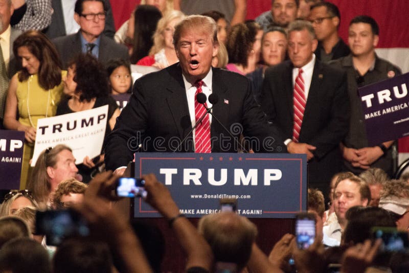 Primo raduno della campagna presidenziale di Donald Trump a Phoenix fotografie stock Primo raduno della campagna presidenziale di Donald Trump a Phoenix fotografie stock