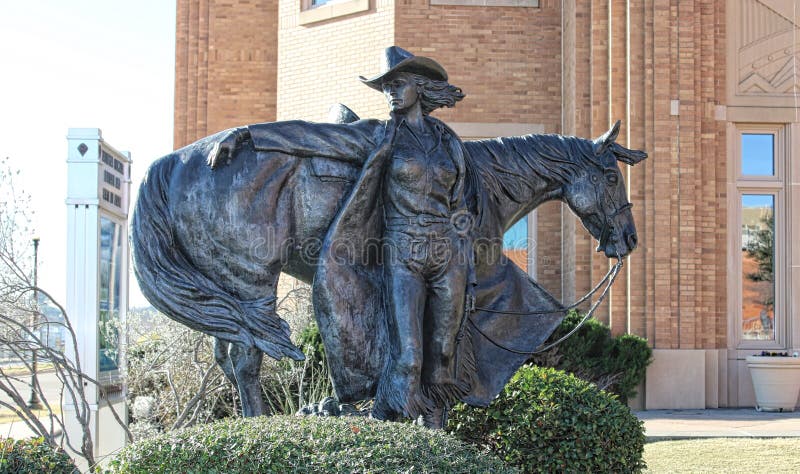 A princesa alta do deserto com a estátua do cavalo no museu e no corredor da fama nacionais da vaqueira