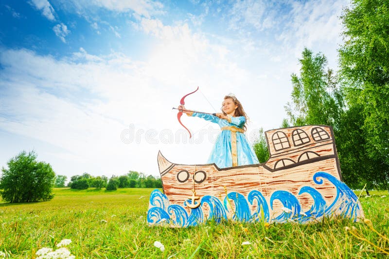 Bela princesa com arco, flecha começa a atirar fotografia de stock royalty free