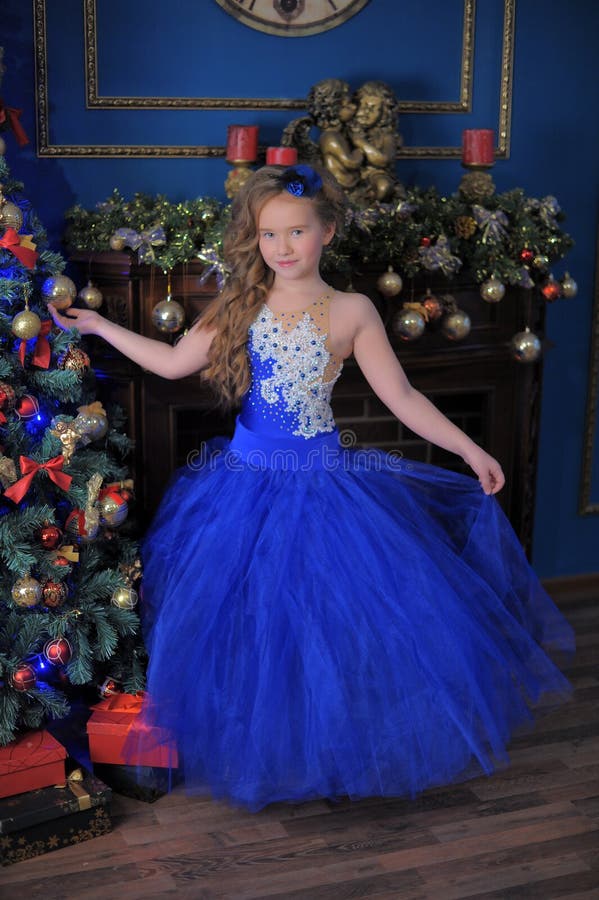 Tomar un riesgo suave Mula Princesa Con Vestido Azul Y Elegante De Navidad Imagen de archivo - Imagen  de pelo, hembra: 183731467