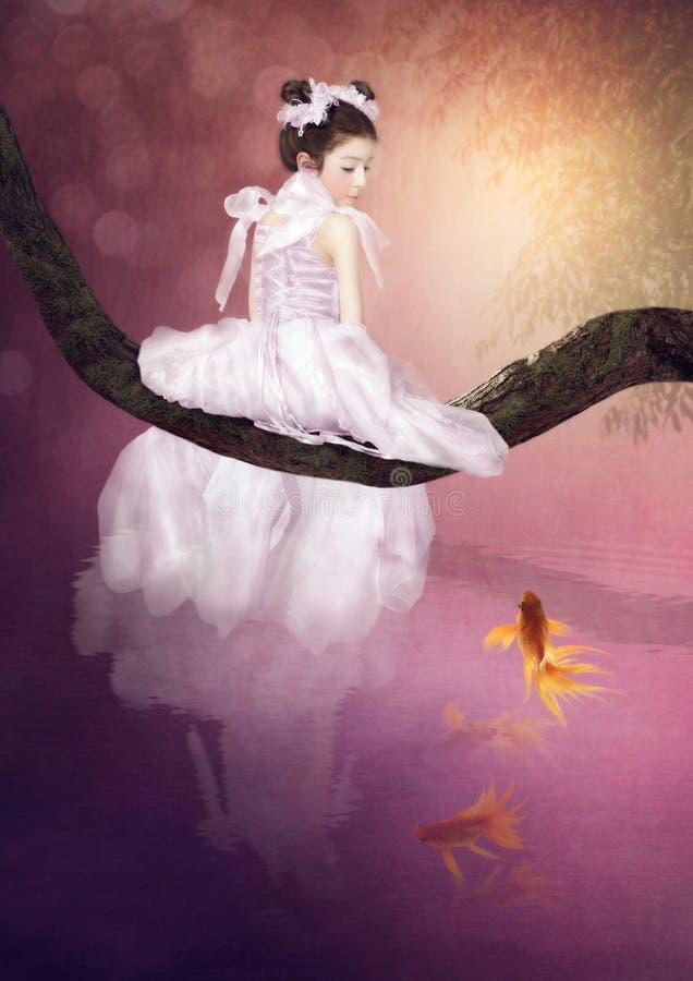 Princesa e peixe dourado pequenos fotografia de stock Princesa e peixe dourado pequenos fotografia de stock
