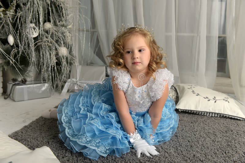 Niña Elegante En El Vestido Y Los Guantes Blancos Imagen de archivo -  Imagen de retrato, belleza: 39050717