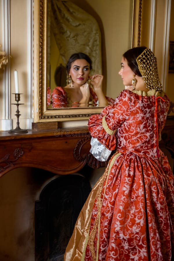 Mujer En Traje Medieval Mirando Hacia Atrás, Fondo Antiguo Interior Fotos,  retratos, imágenes y fotografía de archivo libres de derecho. Image 26607200