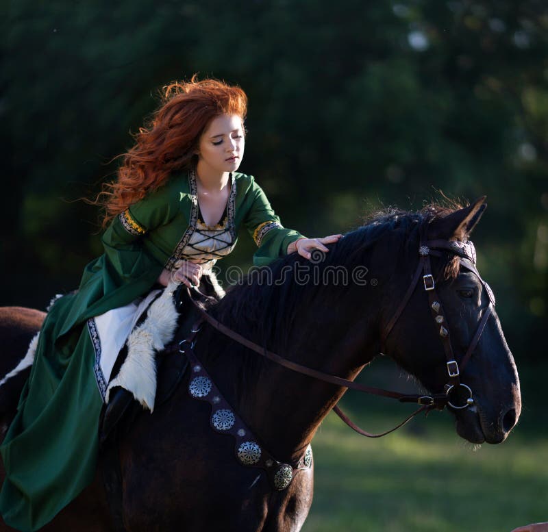 Mujer Medieval Princesa En Vestido Rojo Se Sienta Astride Caballo Corcel  Negro. Chica Jinete En Vintage Capa Cabo Tren Vuela En Foto de archivo -  Imagen de negro, pelo: 216317872