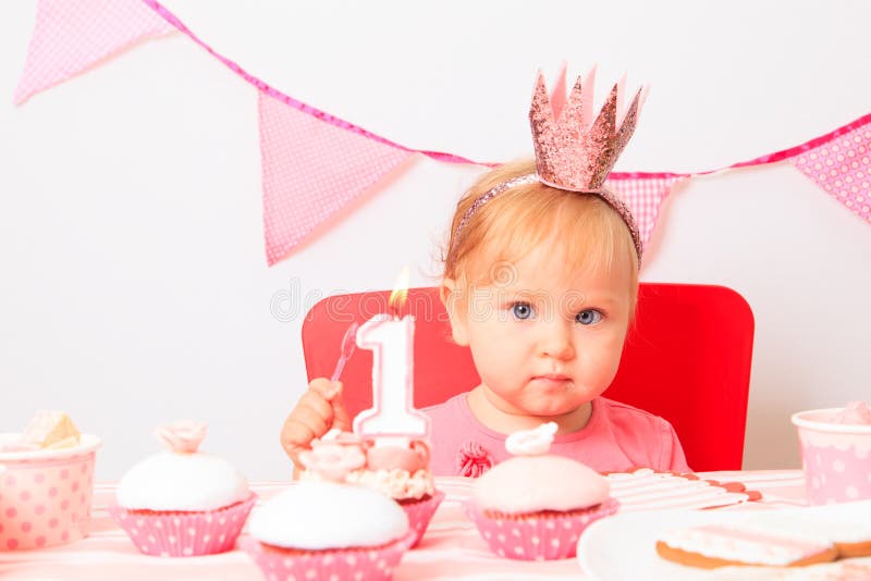 Bolo Cor-de-rosa Bonito Com Uma Coroa Na Tabela Ao Aniversário Para Uma  Princesa Foto de Stock - Imagem de tradicional, delicioso: 97248876