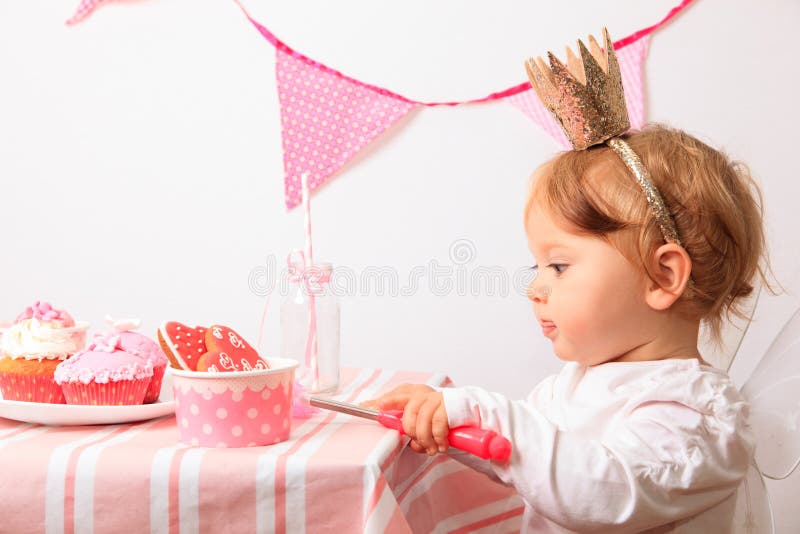 Bolo Cor-de-rosa Bonito Com Uma Coroa Na Tabela Ao Aniversário Para Uma  Princesa Foto de Stock - Imagem de tradicional, delicioso: 97248876