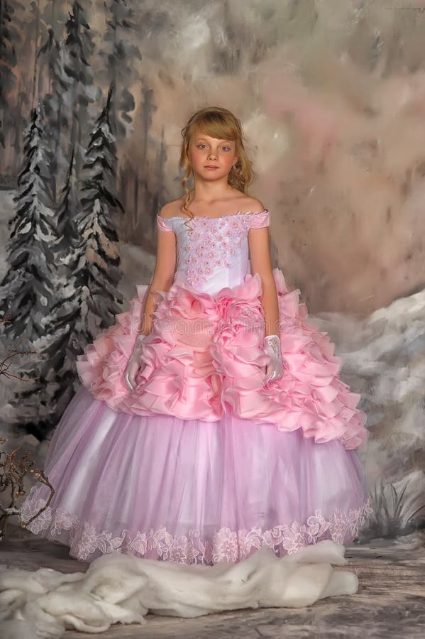 Princesse Dans Une Robe Rose Image stock - Image du rectification, enfance: 37256009