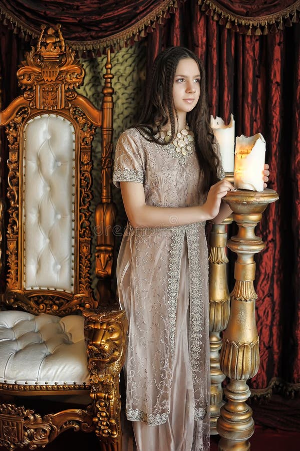 Principessa accanto al trono immagini stock Principessa accanto al trono immagini stock