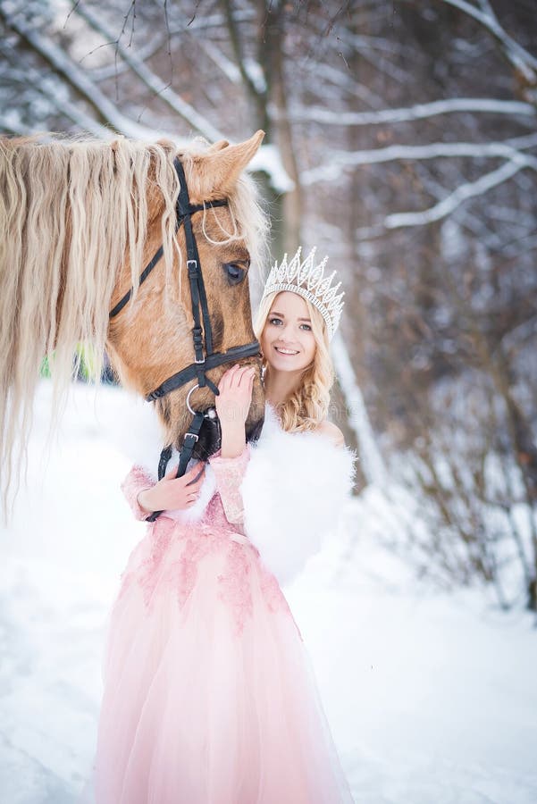 Principessa in corona con il cavallo nell'inverno Ambiti di provenienza astratti di fantasia con il libro magico Fanatsy romantic immagine stock libera da diritti Principessa in corona con il cavallo nell'inverno Ambiti di provenienza astratti di fantasia con il libro magico Fanatsy romantic immagine stock libera da diritti
