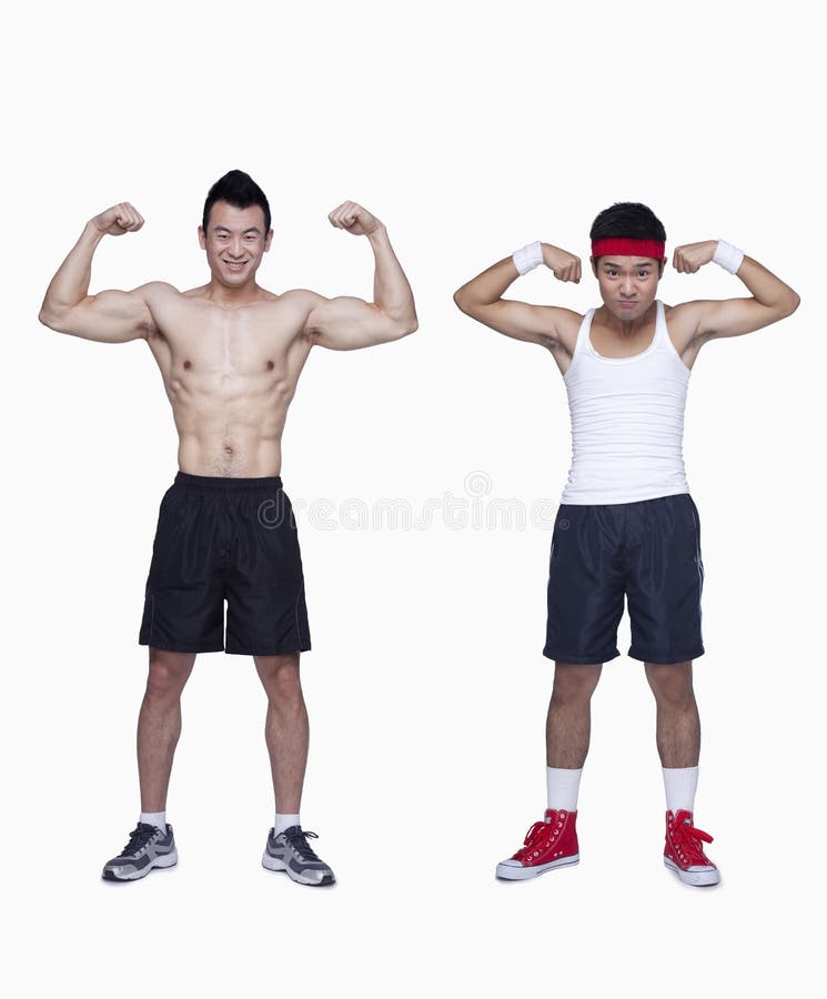 Principiante atlético del hombre y del entrenamiento que dobla el bíceps, contrario, tiro del estudio