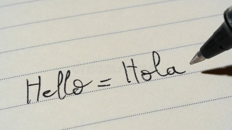 Principiante español estudiante escribiendo hola palabra hola para los deberes en un portátil