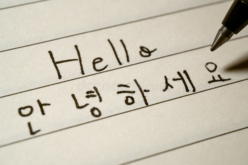 Principiantes de língua coreano do novato que escreve a palavra do olá! no tiro macro dos caráteres coreanos