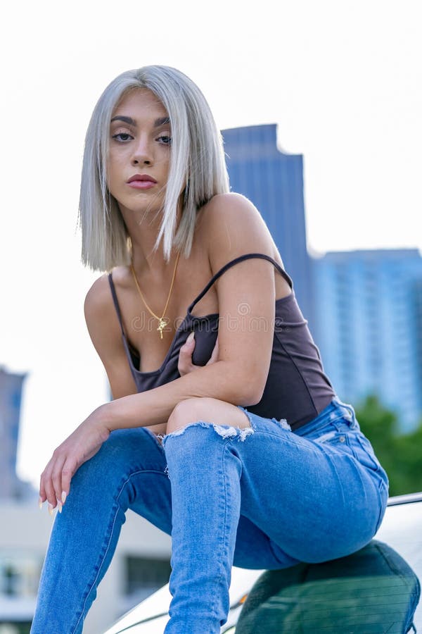 Printemps dans la ville : une jeune femme joyeuse voyage à travers la vie urbaine photos libres de droits