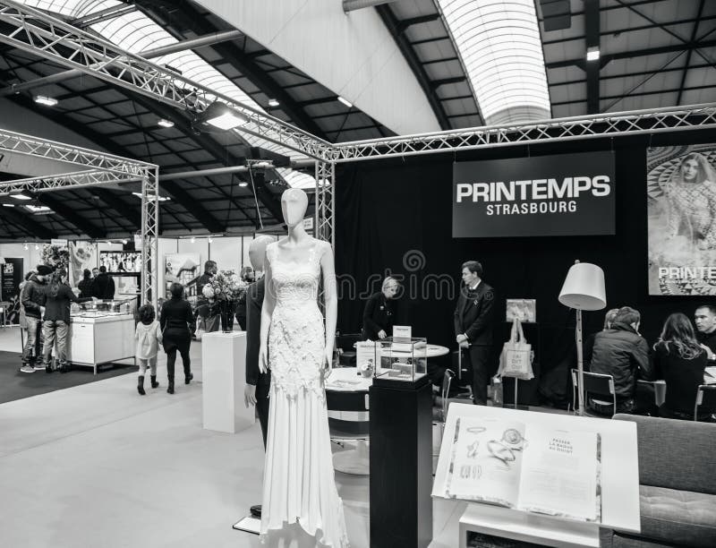 Printemps-Mode bei Salon du Marriage, die angemessenes Frankreich heiratet lizenzfreies stockbild Printemps-Mode bei Salon du Marriage, die angemessenes Frankreich heiratet lizenzfreies stockbild