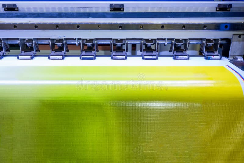 Printer die van formaat de grote Inkjet aan vinylbanner werken stock foto Printer die van formaat de grote Inkjet aan vinylbanner werken stock foto