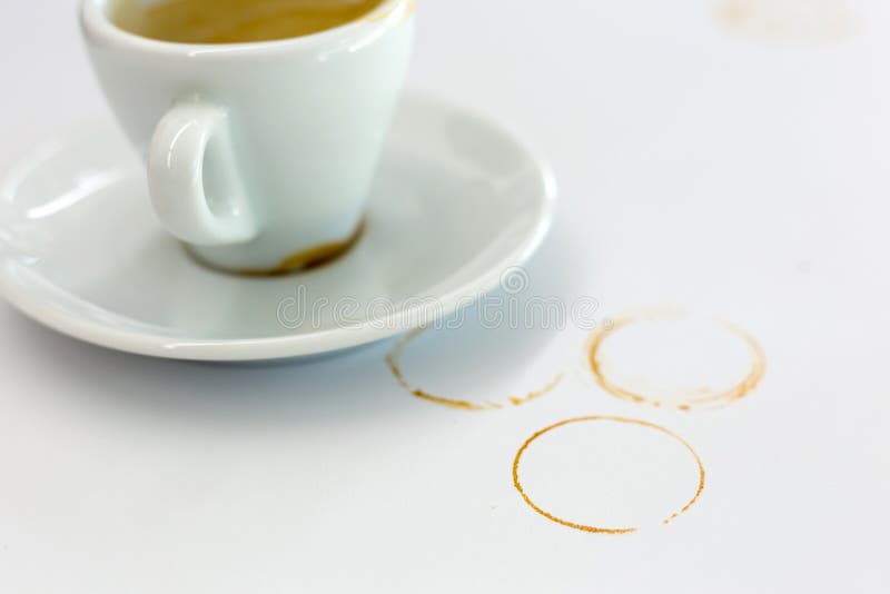 Пятно от кофе на белом. Пятно от кофе на столе. Пятно от кофейной кружки на столе. След от кофе на столе. Пятна от кофе на столешнице.