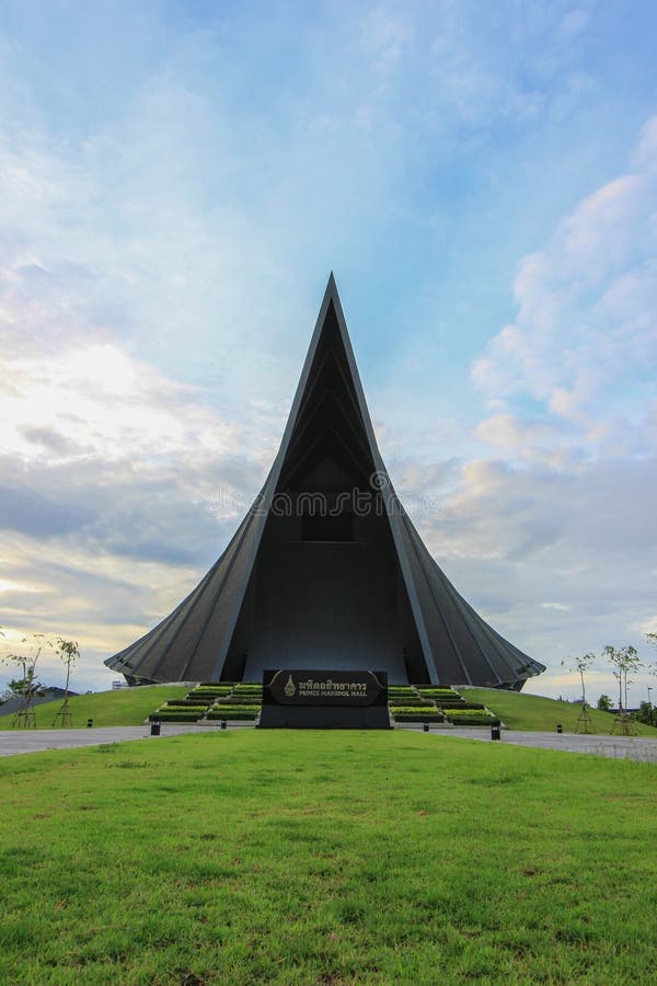 PRINZ MAHIDOL HALL, Mahidol-Universität, Salaya, Phutthamonthon-Bezirk, Nakhon- Pathomprovinz, Thailand stockfotografie PRINZ MAHIDOL HALL, Mahidol-Universität, Salaya, Phutthamonthon-Bezirk, Nakhon- Pathomprovinz, Thailand stockfotografie