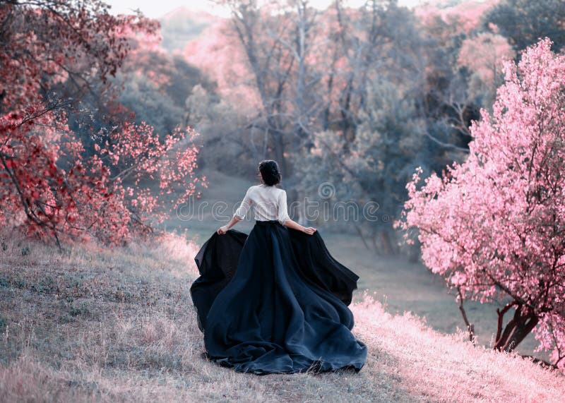 Prinzessin in den Weinlesekleiderentweichen Gehen Sie durch die malerischen Herbsthügel bei Sonnenuntergang in den rosa Tönen Ein lizenzfreie stockbilder Prinzessin in den Weinlesekleiderentweichen Gehen Sie durch die malerischen Herbsthügel bei Sonnenuntergang in den rosa Tönen Ein lizenzfreie stockbilder