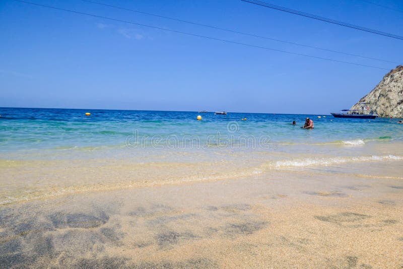 Priorit? bassa della spiaggia di estate Sabbia e mare e cielo fotografia stock libera da diritti Priorit? bassa della spiaggia di estate Sabbia e mare e cielo fotografia stock libera da diritti