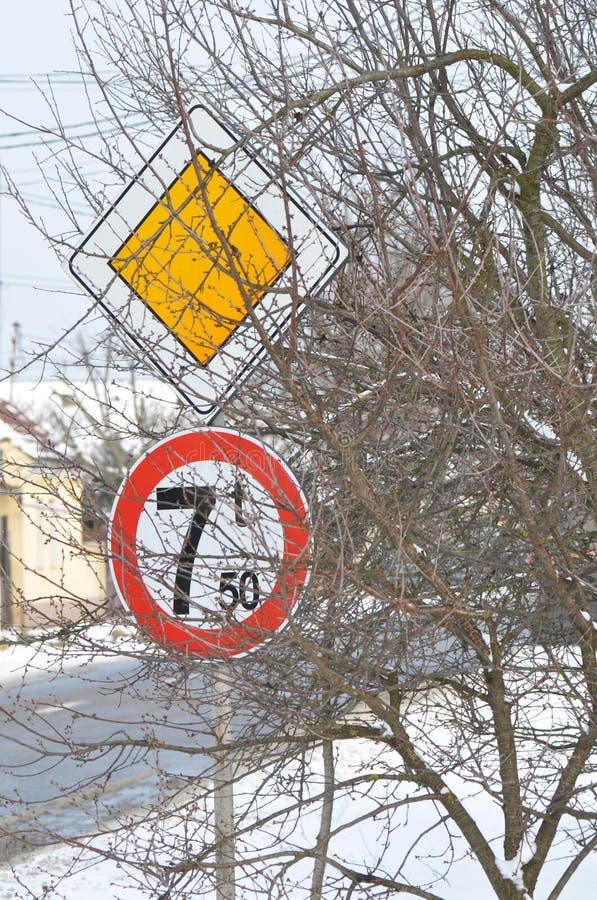 Prioritaire verkeersteken en maximumgewicht 7 ton die voor voertuigen teken kruisen royalty-vrije stock afbeeldingen Prioritaire verkeersteken en maximumgewicht 7 ton die voor voertuigen teken kruisen royalty-vrije stock afbeeldingen