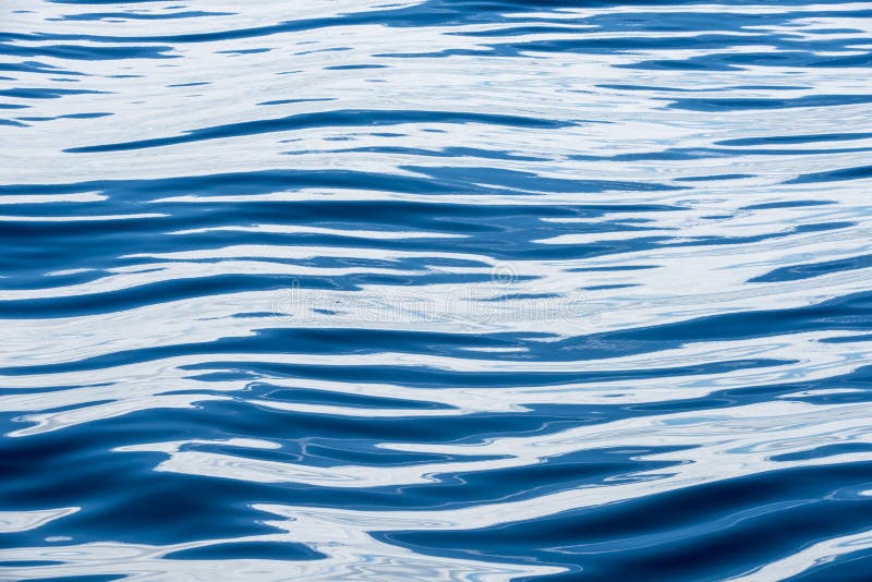 Sfondo astratto di acqua, increspature e onde hanno un effetto tridimensionale grazie alla luce e all'ombra immagini stock