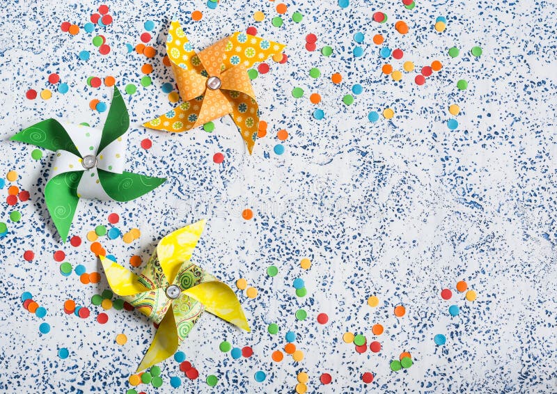 Priorità bassa di festa Girandola di carta casalinga su un fondo leggero Vista superiore immagini stock libere da diritti Priorità bassa di festa Girandola di carta casalinga su un fondo leggero Vista superiore immagini stock libere da diritti