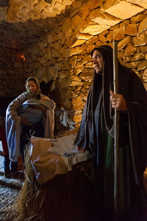 Priscos, Portugal - 29 décembre 2016 : La plus grande scène vivante ou vivante de nativité en Europe Famille sainte, bébé Jesus C images libres de droits Priscos, Portugal - 29 décembre 2016 : La plus grande scène vivante ou vivante de nativité en Europe Famille sainte, bébé Jesus C images libres de droits