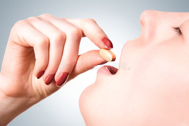 Prise d'une pillule image libre de droits Prise d'une pillule image libre de droits