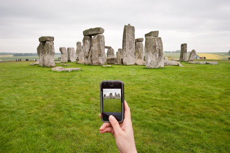 Prise de la photo pour le stonehenge avec le téléphone portable images stock Prise de la photo pour le stonehenge avec le téléphone portable images stock