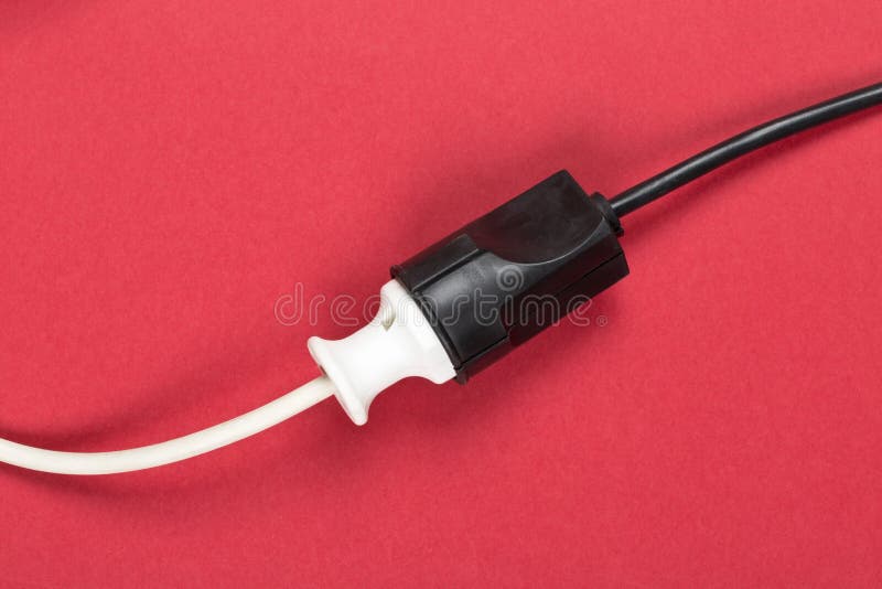 Prise européenne blanche reliée de cable électrique avec le connecteur noir c photos stock Prise européenne blanche reliée de cable électrique avec le connecteur noir c photos stock