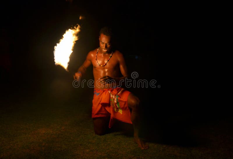 Prises d'homme de Fijian un contact pendant une danse du feu