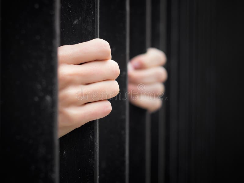 Prisioneiro atrás das barras da cadeia