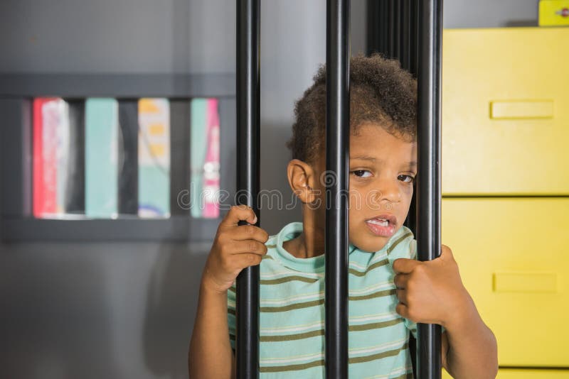 Prisioneiro Infantil Tenta Escapar Da Prisão. Imagem de Stock - Imagem de  infância, sala: 172691801