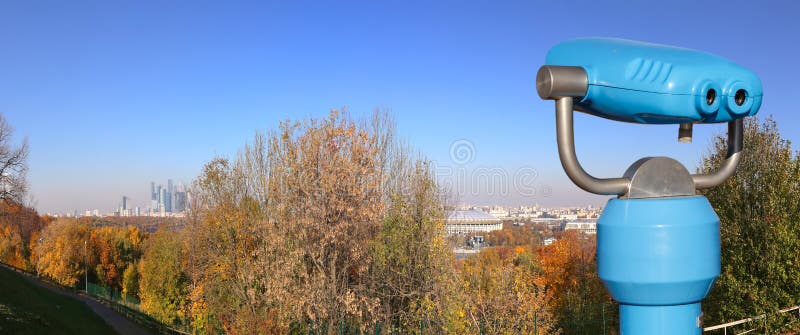 Prismáticos turísticos del espectador del telescopio y vista panorámica plataforma sangrienta de la visión de la observación de l fotografía de archivo libre de regalías Prismáticos turísticos del espectador del telescopio y vista panorámica plataforma sangrienta de la visión de la observación de l fotografía de archivo libre de regalías