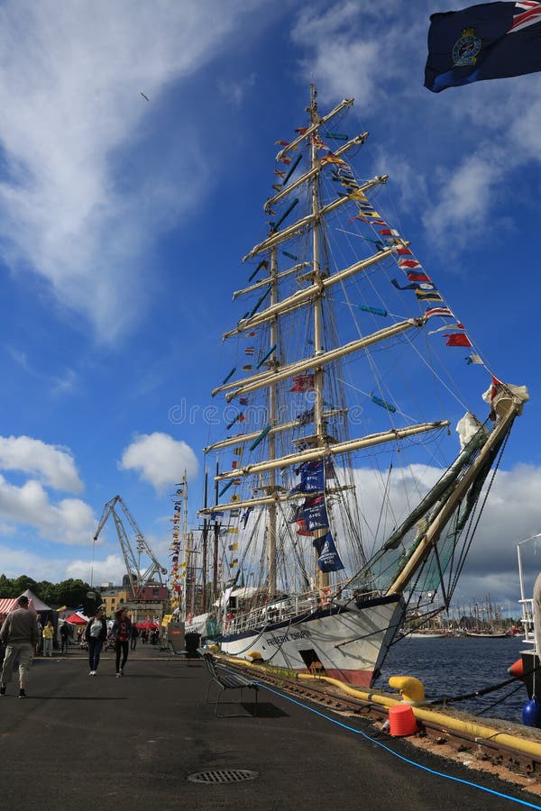 Prison polonaise Fryderyk Chopin Vue générale du bateau près du quai dans la perspective d'un ciel bleu avec les nuages blancs photos stock Prison polonaise Fryderyk Chopin Vue générale du bateau près du quai dans la perspective d'un ciel bleu avec les nuages blancs photos stock