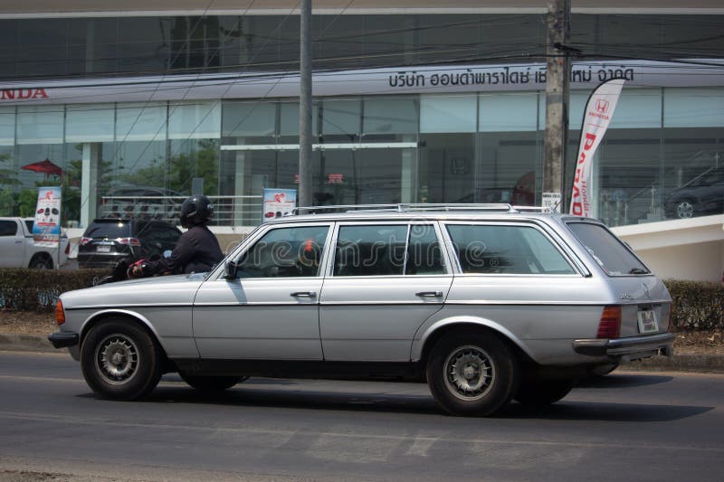 Privat gammal bil av Mercedes Benz 280TD royaltyfria bilder Privat gammal bil av Mercedes Benz 280TD royaltyfria bilder